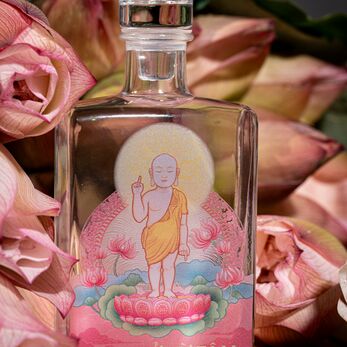 Nước trầm hương và nước sen tắm Phật