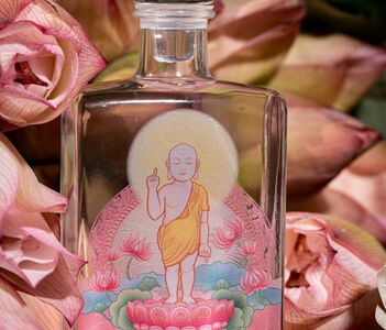 Nước trầm hương và nước sen tắm Phật
