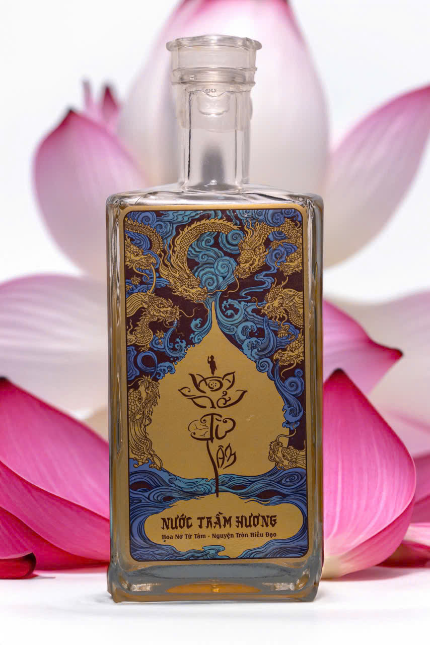 Nước trầm hương dâng cúng Hoa Nở Từ Tâm - Món quà linh thiêng mùa Phật Đản 2025