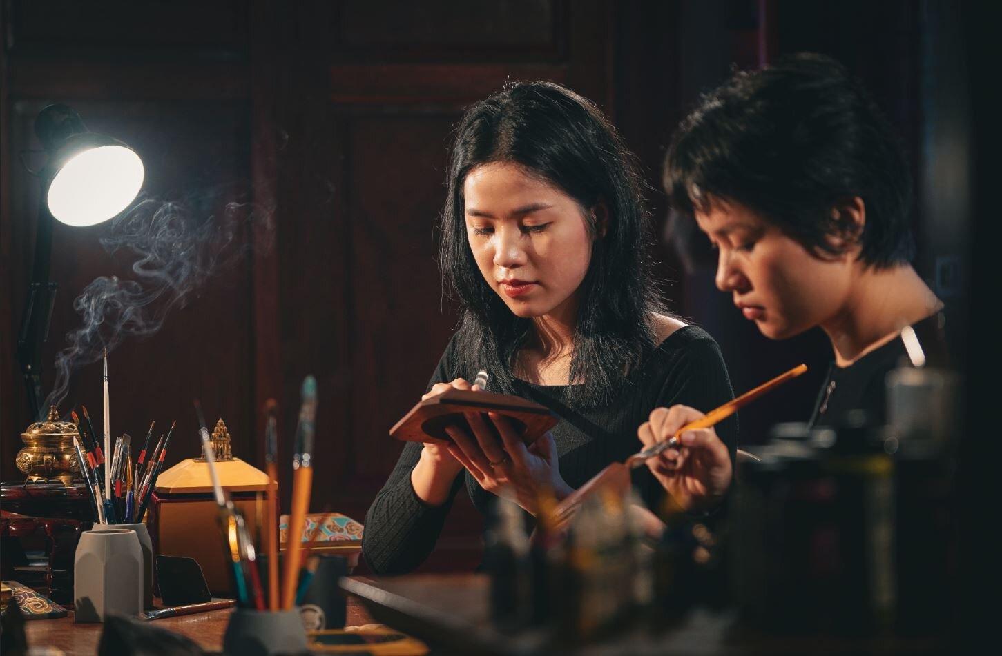 Thưởng thức trầm hương thanh khiết mỗi ngày với một nén hương trầm Nhiệm Màu – Giới Đức Hương